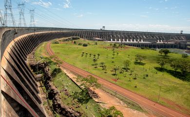 Foz do Iguaçu (PR), 02/01/2025 – Vista da hidrelétrica de Itaipu Binacional, a hidrelétrica foi criada em 26 de abril de 1973 e regida em igualdade entre Brasil e Paraguai.
A usina está localizada no Rio Paraná, no trecho de fronteira entre o Brasil e o Paraguai, 14 km ao Norte da Ponte da Amizade, nos municípios de Foz do Iguaçu, no Brasil, e Hernandarias, no Paraguai. 
Foto: Joédson Alves/Agência Brasil