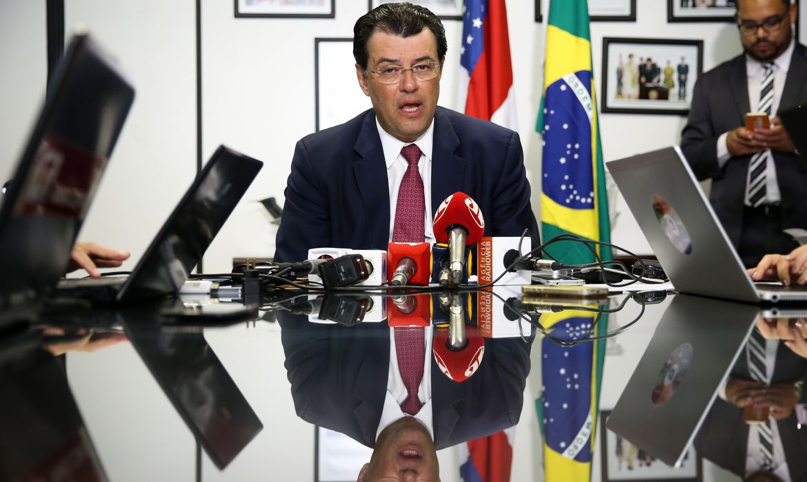 Brasília - O relator–geral do Orçamento, senador Eduardo Braga, divulga o relatório preliminar sobre a proposta orçamentária de 2017 apresentada pelo governo (Marcelo Camargo/Agência Brasil)