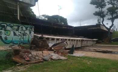 Brasília - Parte de viaduto desabou por volta do meio-dia no Eixão Sul, na área central da capital federal (Marcelo Camargo/Agência Brasil)