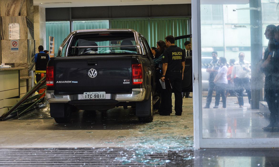Brasília - Uma caminhonete, com placa de Londrina, invadiu a entrada de serviço do Ministério da Fazenda. No momento a Polícia Federal está fazendo uma perícia no local (José Cruz/Agência Brasil)