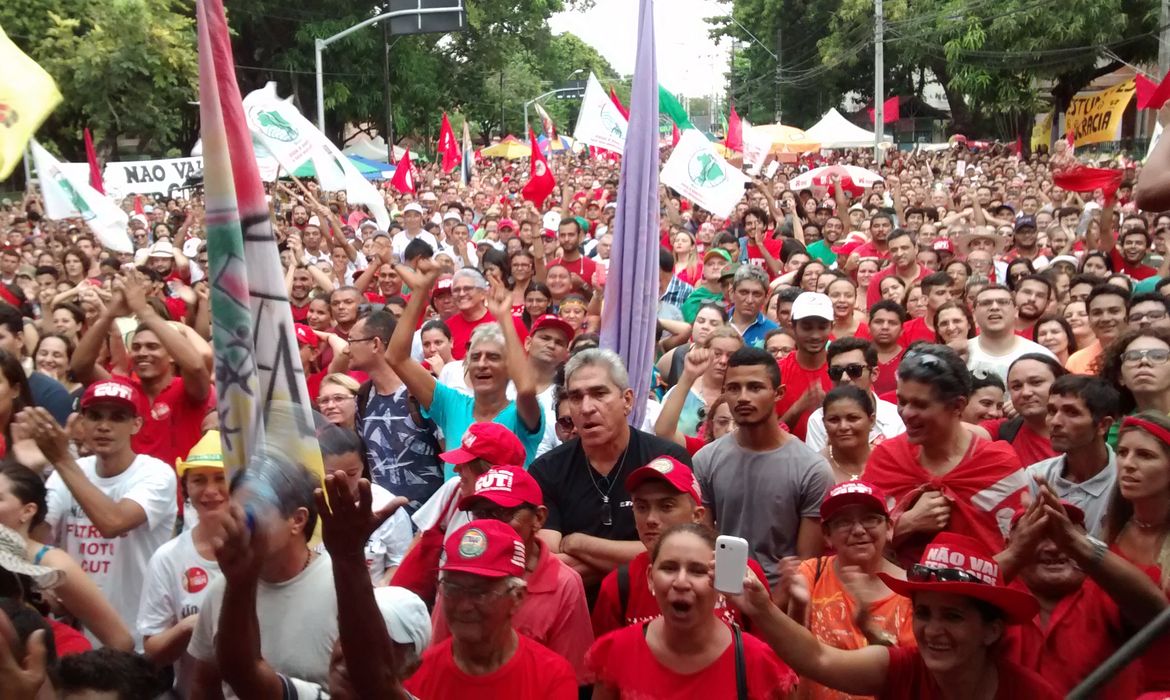 Manifestantes contrários ao impeachment da presidenta Dilma Rousseff assistem à votação da Câmara dos Deputados na Avenida da Universidade, no bairro Benfica, em Fortaleza 