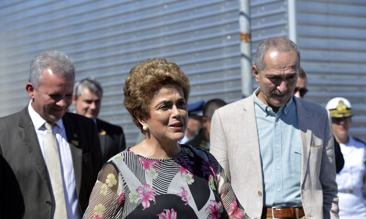 Brasília - A presidenta Dilma visita as obras de infraestrutura para operação do Satélite Geoestacionário de Defesa e Comunicações Estratégicas, do Centro de Operações Espaciais-COPE/ VI Comar da Aeronáutica (José Cruz/Agência Brasil)