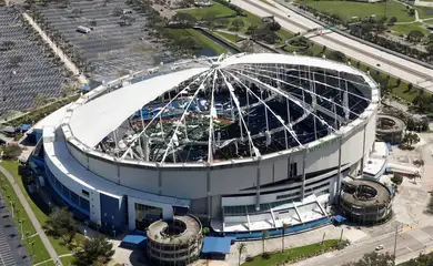 An aerial view shows the damaged Tropicana Field, home of the Tampa Bay Rays, in the aftermath of Hurricane Milton, in St. Petersburg, Florida U.S., October 10, 2024. Reuters/Marco Bello/Proibida reprodução