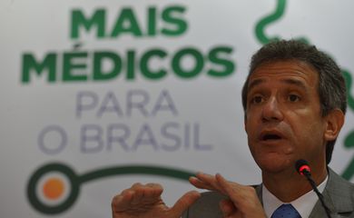 O ministro da Saúde, Arthur Chioro, apresenta o balanço de inscrições de profissionais e de municípios ao novo edital do Programa Mais Médicos (Fabio Rodrigues Pozzebom/Agência Brasil)