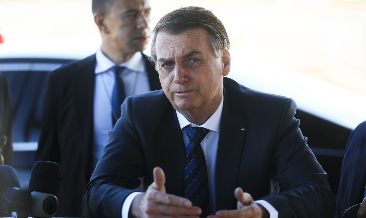 Presidente Jair Bolsonaro fala à imprensa ao sair do Palácio da Alvorada