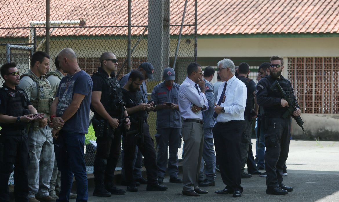 Policiais são vistos na escola Raul Brasil após um tiroteio em Suzano em São Paulo