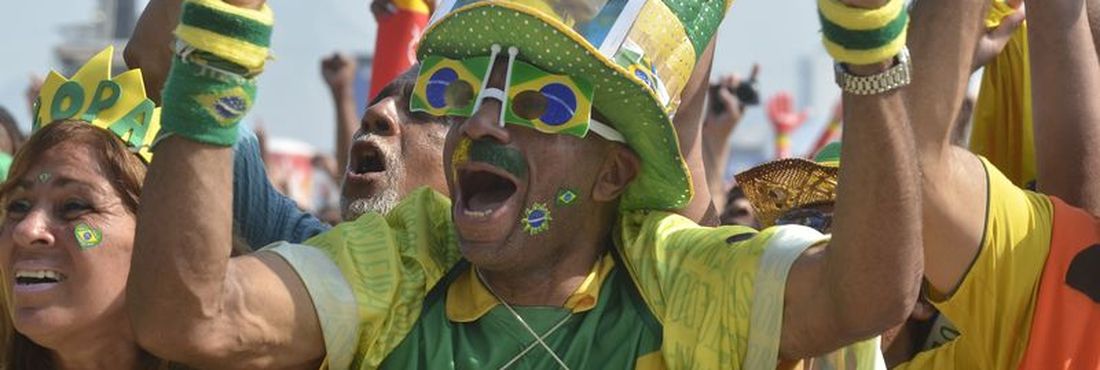 Tordecores assistem ao jogo do Brasil contra o Chile, no Fifa Fan Fest em Copacabana, zona sul do Rio
