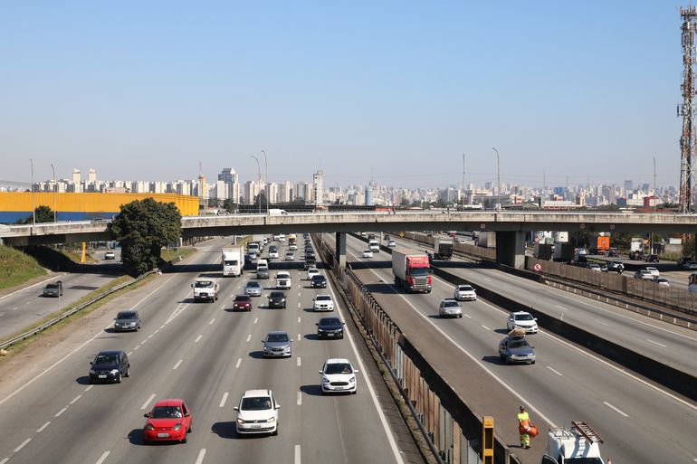 Trânsito de veículos na Rodovia Presidente Dutra.