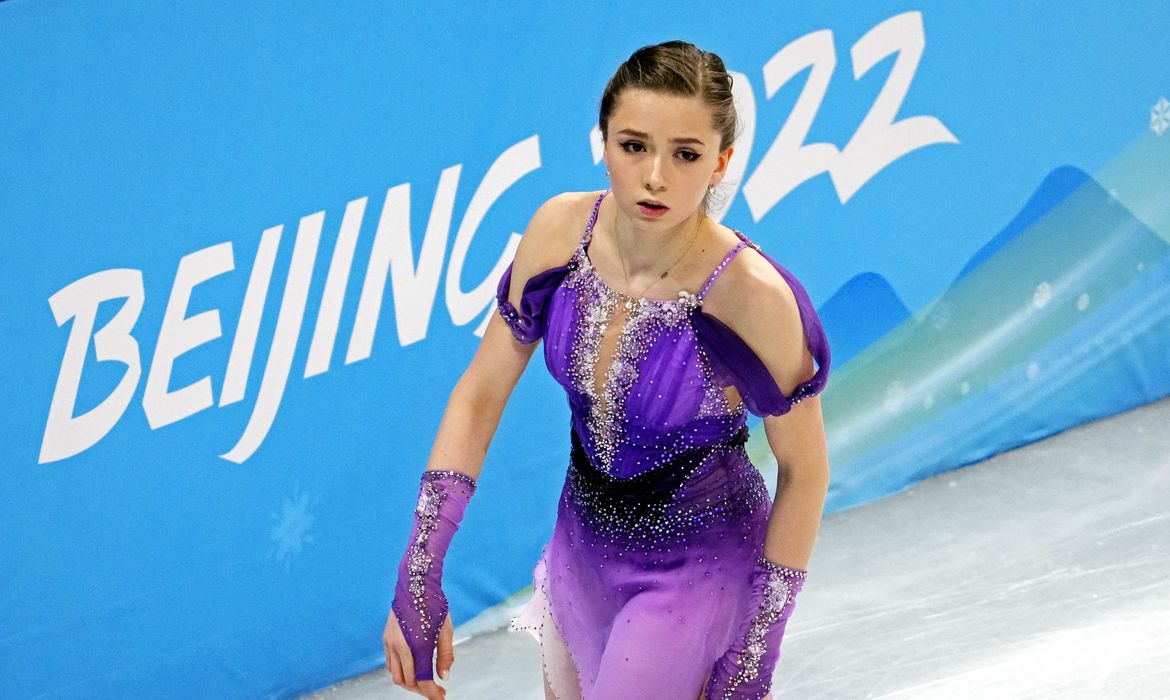 Patinadora artística russa Kamila Valieva se aquece antes de competir na Olimpíada de Inverno Pequim 2022