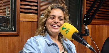 Cláudia Silva, cantora, nos estúdios da Rádio MEC
