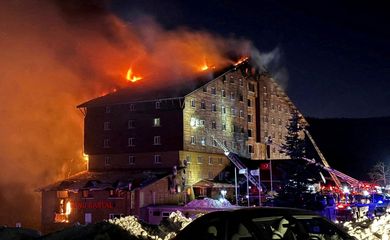 Firefighters work to extinguish a fire at a hotel in the ski resort of Kartalkaya in Bolu province, Turkey, January 21, 2025. Reuters/Ihlas News Agency/Proibida reprodução