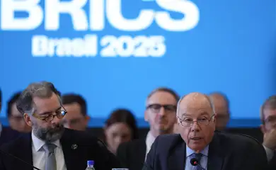 Brasília (DF) 25/02/2025 O ministro das Relações Exteriores, Mauro Vieira, e o  sherpa do Brasil no BRICS, embaixador Mauricio Carvalho Lyrio, participam da primeira reunião de sherpas do BRICS sob a presidência brasileira   Foto: Fabio Rodrigues-Pozzebom/ Agência Brasil