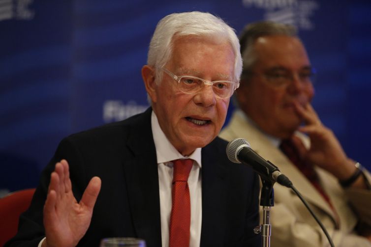 O ministro de Minas e Energia, Moreira Franco, assina a autorização para a implantação da Usina Termelétrica GNA Porto do Açu III, no município de São João da Barra (RJ) durante evento na Firjan