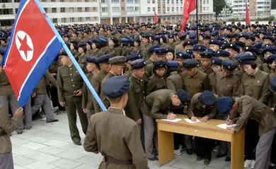 Young people, including students and youth league officials, sign petitions to join or return to the army this week, according to North Korean state media, at an undisclosed location in North Korea, in this undated photo released by North Korea's official Korean Central News Agency October 16, 2024.     KCNA via Reuters/Proibida reprodução