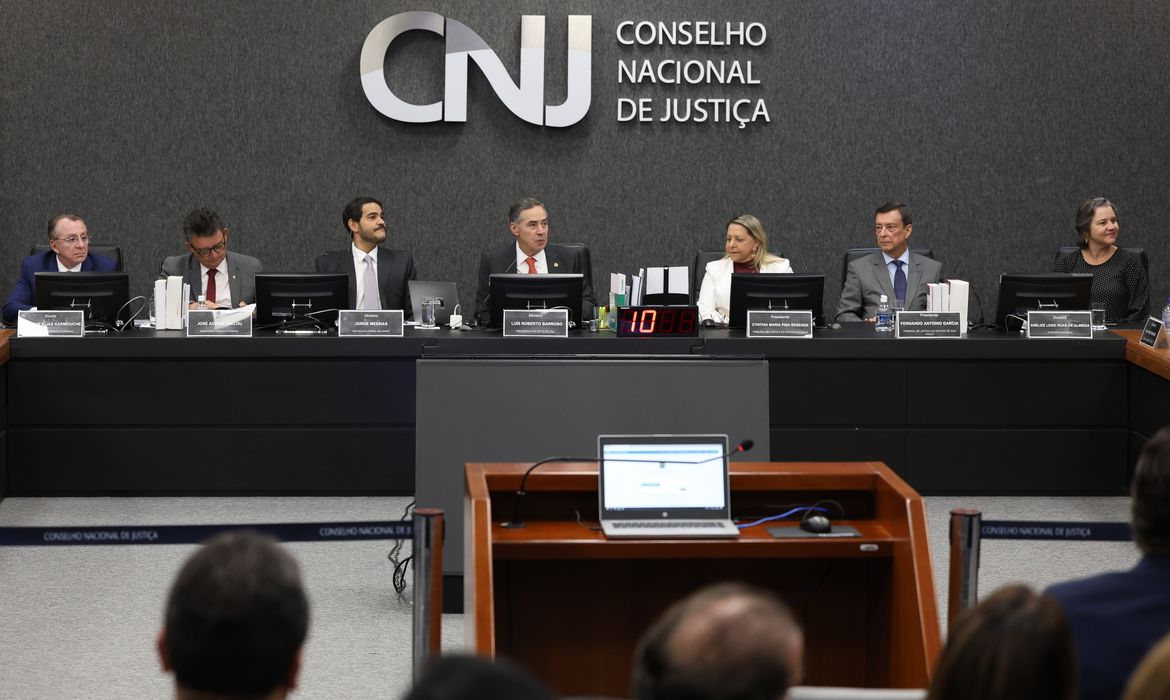 02/04/2024, - Sessão plenária da CNJ para julgar processo disciplinar contra juiz por suspeita de participação político-partidária. Na mesa: Mansour Elias Karmouche (OAB), José Adonis Callou (MPF), Jorge Messias (AGU), Luís Roberto Barroso (Pres. do STF e do CNJ), Cynthia Maria Pina Resende (TJE-BA), Fernando Antonio Garcia (TJE-SP), Anelize Lenzi Ruas de Almeida (Fazenda Nacional).  Foto: Antonio Cruz/Agência Brasil