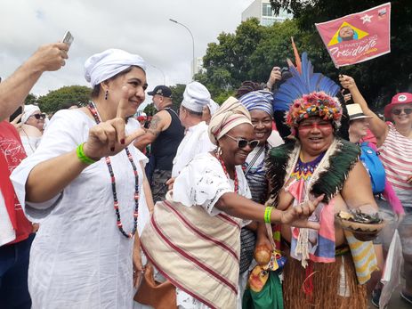 Cerimônia de posse/ Luiz Inácio Lula da Silva/ Personagens/ Mãe Baiana Adna Santos (ao centro) e índia pataxó Flor Guerreira