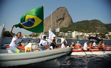Dezenas de embarcações com ativistas, atletas e políticos participaram de barqueata na Baía de Guanabara alertando para a poluição no local, que será palco de atividades olímpicas (Tomaz Silva/Agência Brasil)