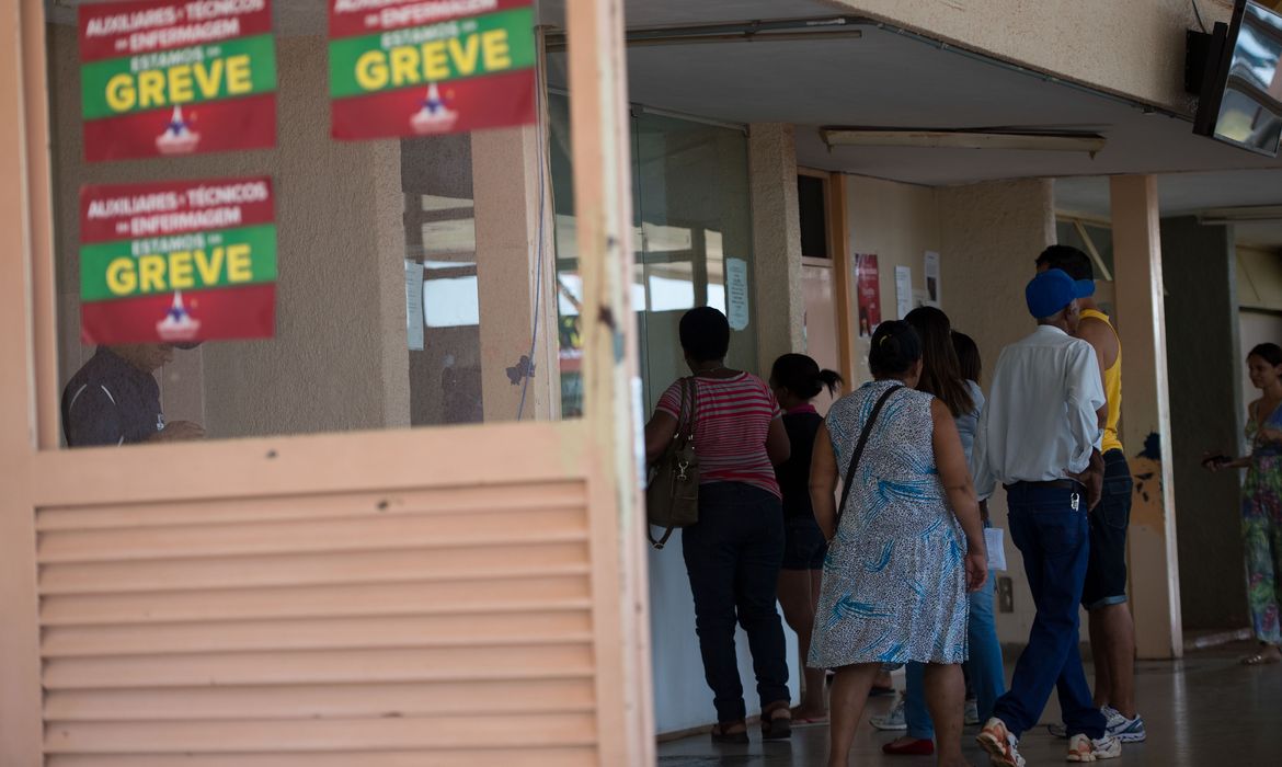 Brasília - Pacientes aguardam atendimento no hospital regional da Ceilândia ( Marcelo Camargo/Agência Brasil)