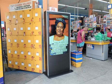 Brasil não promove jornalismo plural, alerta Repórteres Sem Fronteiras - Totem usado para distribuir notícias por mídias periféricas, instalado em supermercado no distrito do Jaraguá, zona noroeste de São Paulo.  Foto: Alexandro Silva