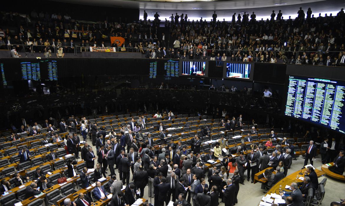 Plenário da Câmara dos Deputados durante sessão ordinária para analisar projeto que prevê punição a terrorismo (Valter Campanato/Agência Brasil)