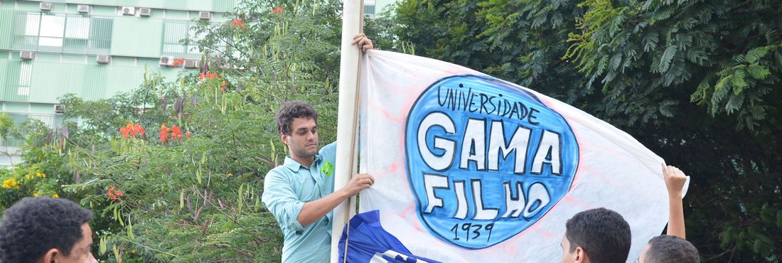 Estudantes da Gama Filho hasteiam bandeira em frente ao MEC