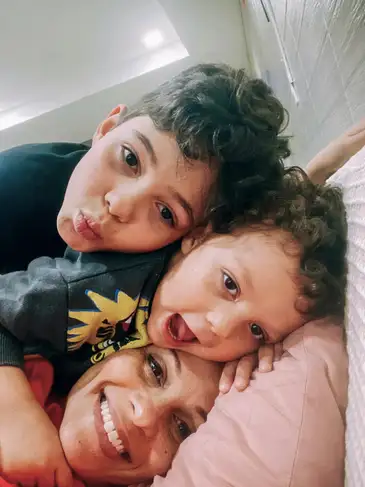 Brasília (DF),  16/03/2026 - ECA Digital entre em vigor nesta terça feira (17) - Julianna Passos, psiquiatra, e mãe de Bernardo e Adam.
Foto: Julianna Passos/Arquivo Pessoal