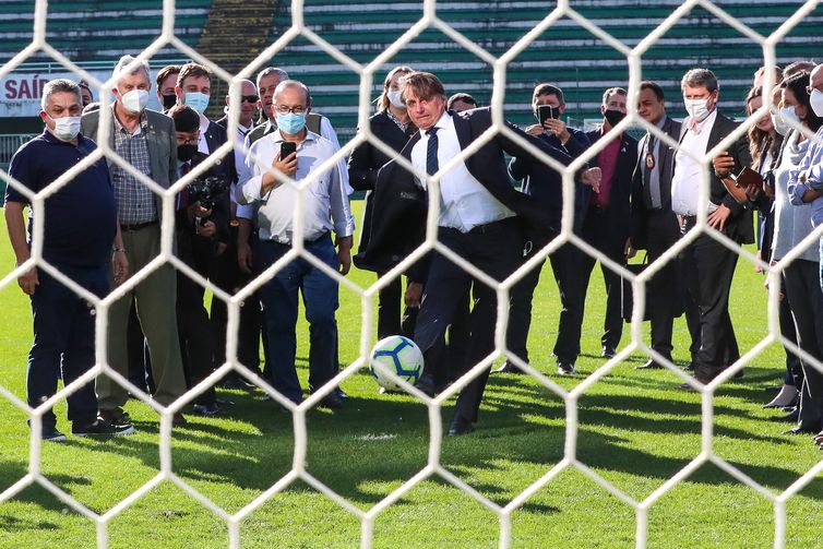 Isac Nóbrega/PR O Presidente da República Jair Bolsonaro, bate um pênalti na Arena Condá