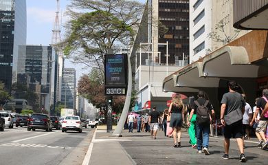 Termômetros marcam 33ºC graus e a qualidade do ar é considerada moderada na Avenida paulista.