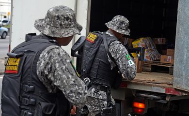 Rio de Janeiro - A Força Nacional faz operação contra o roubo de cargas na Avenida Brasil, em conjunto com militares, polícias estaduais e Rodoviária Federal, nas rodovias do estado (Tomaz Silva/Agência Brasil)