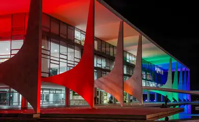 27/06/2023 - Brasília - Orgulho LGBTQIA+: Palácio do Planalto é iluminado com cores da bandeira que representa diversidade. Foto: Rafa Neddermeyer/Agência Brasil