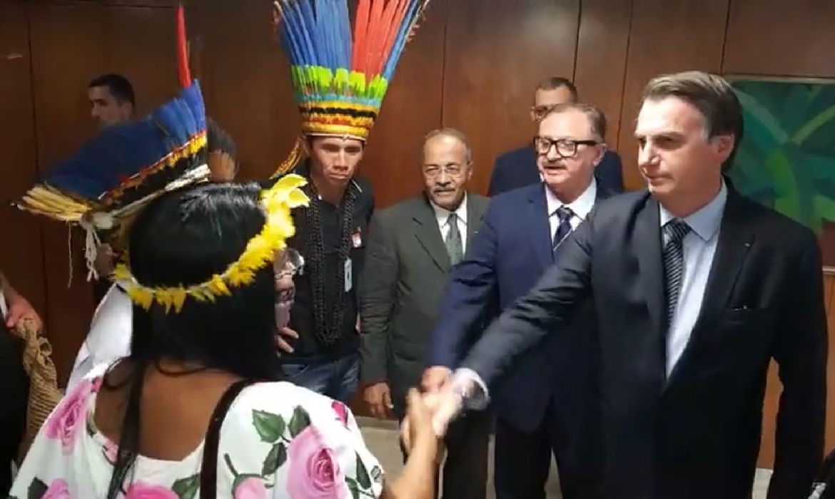 Presidente Jair Bolsonaro faz transmissão ao vivo para redes sociais ao lado de indígenas