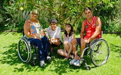 Jô Tavares, que tem uma síndrome relacionada à poliomielite, com a família. Ela é uma das personagens da série especial Histórias Raras