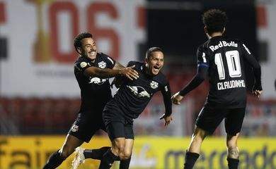 Jogadores do Bragantino comemoram gol contra o São Paulo