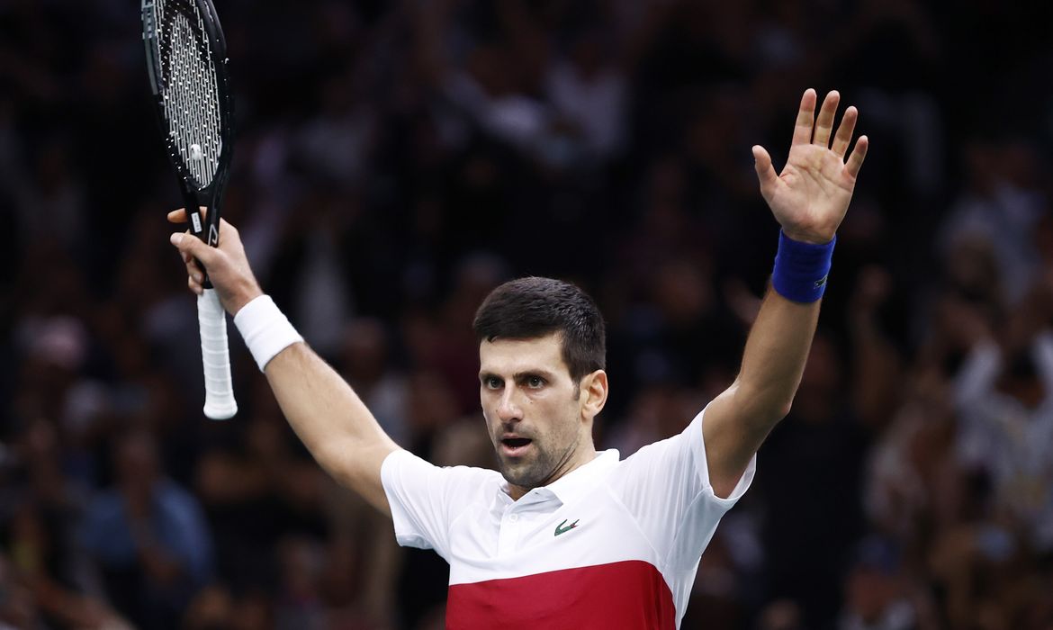 Novak Djokovic comemora vitória na final do Master 1000 de Paris - tenista - sérvio