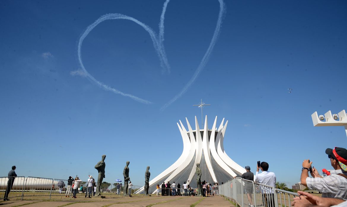 Brasília - A Esquadrilha da Fumaça faz show durante passagem da Tocha Olímpica pela Catedral de Brasília (Elza Fiúza/Agência Brasil)