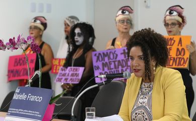 Rio de Janeiro (RJ), 07/03/2023 - A presidenta da Comissão de Defesa dos Direitos da Mulher da Alerj, deputada Renata Souza, fala durante audiência pública sobre o tema 