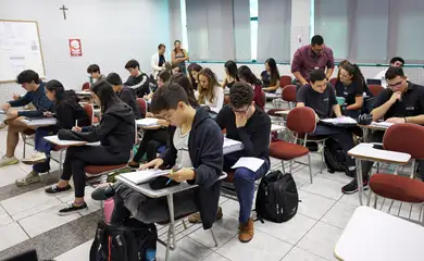 Brasília (DF), 24/10/2024 - Alunos do colégio Galois em sala de aula na preparação dos últimos dias antes da prova do Enem 2024. Foto: José Cruz/Agência Brasil