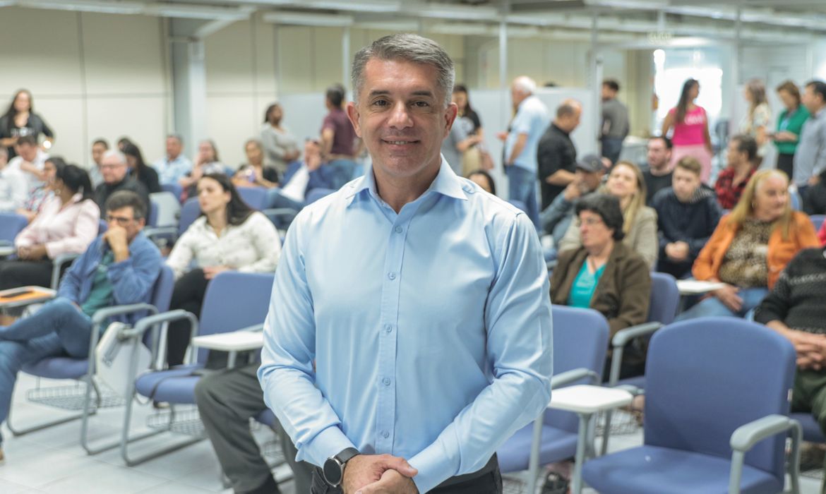 Joédson Alves/Agência Brasil Lajeado (RS), 28/04/2025 - Secretário para apoio à reconstrução do Rio Grande do Sul (vinculado a Casa Civil), Maneco Hassen, participa da assinatura de contratos, programa compra assistida e rural.
Foto: Joédson Alves/Agência Brasil