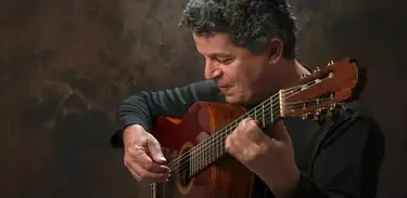 Celso Adolfo, cantor, compositor e violonista mineiro