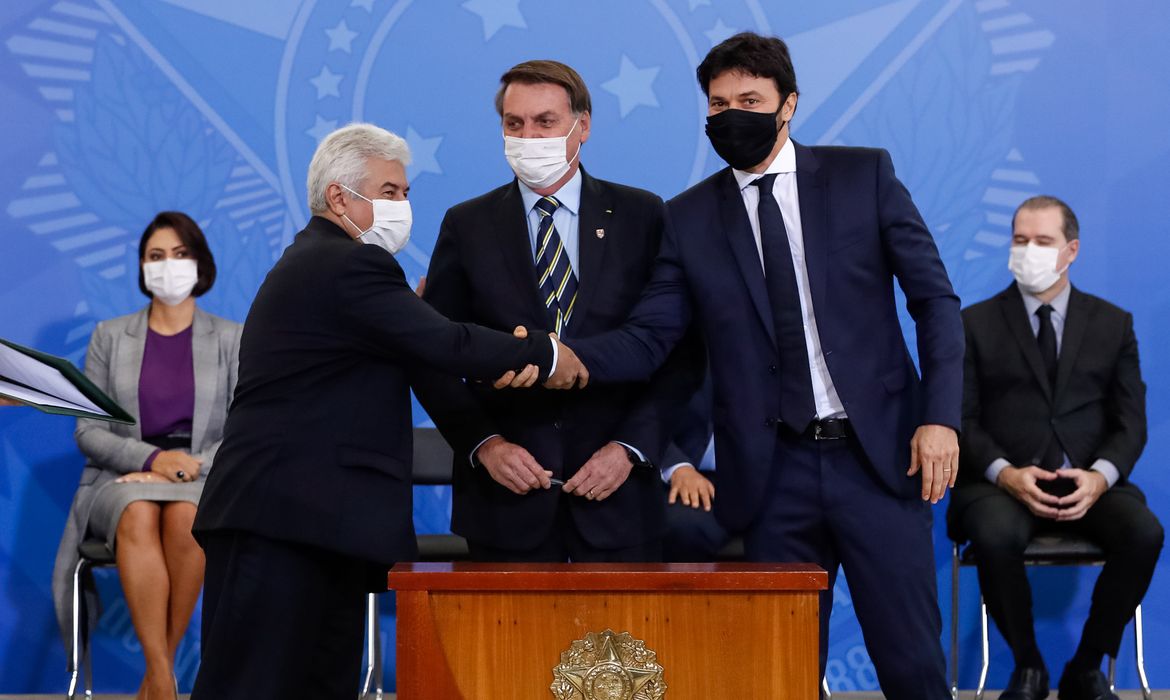 O ministro da Ciência, Tecnologia e Inovações, Marcos Pontes, o presidente da República, Jair Bolsonaro,e o ministro das Comunicações, Fábio Faria, durante cerimônia de posse