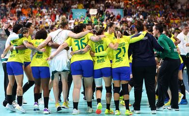 Paris 2024 Olympics - Handball - Women's Preliminary Round Group B - Brazil vs Angola - South Paris Arena 6, Paris, France - August 03, 2024. Brazil's players celebrate after the match Reuters/Bernadett Szabo/Proibida reprodução