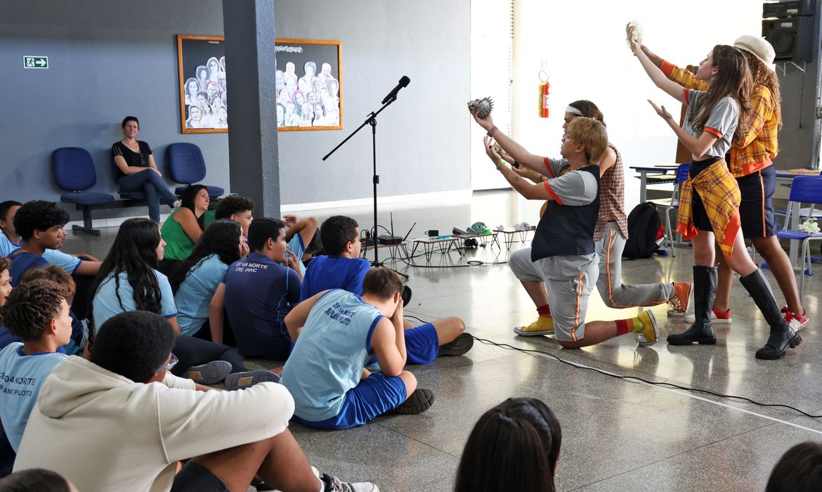 Brasília (DF), 25/04/2025 - Alunos do Centro de Ensino Fundamental 104 Norte fazem uma apresentação de teatro sobre bullying. Foto: Antonio Cruz/Agência Brasil