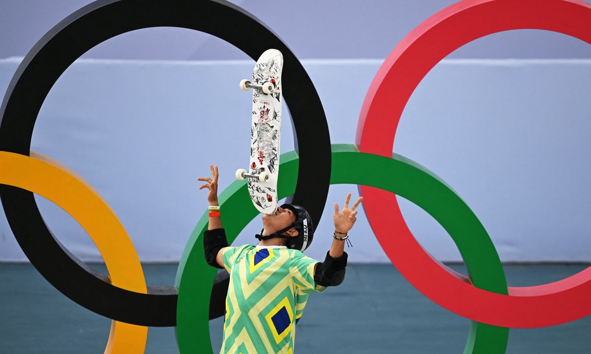 Paris 2024 Olympics - Skateboarding - Men's Park Final - La Concorde 4, Paris, France - August 07, 2024.
Augusto Akio of Brazil celebrates after his run. The Olympic Rings can be seen. REUTERS/Angelika Warmuth