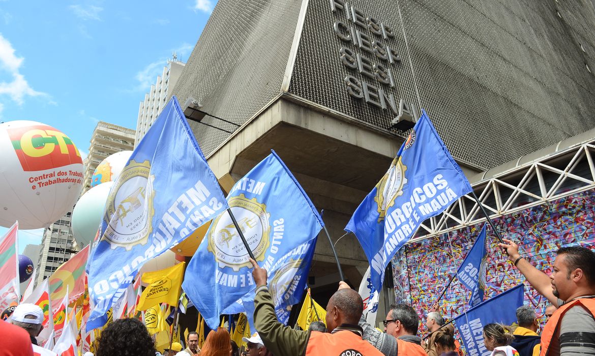 São Paulo -  Manifestação das centrais sindicais CUT, Força, UGT, CTB, CSB, CGTB, NCST e CSP-Conlutas e Intersindical, contra a retirada de direitos trabalhistas, Avenida Paulista, região central. (Rovena Rosa/Agência Brasil)