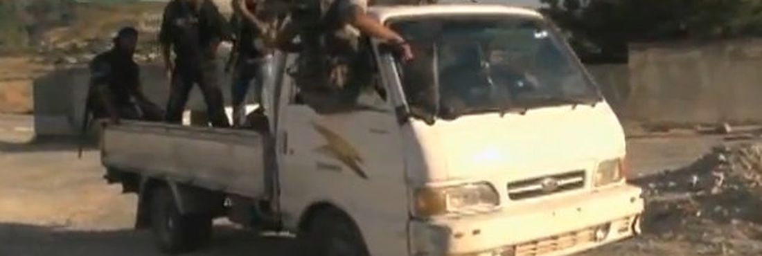 Guerrilheiros do Exército Livre da Síria se deslocando em um caminhão no interior do país.
