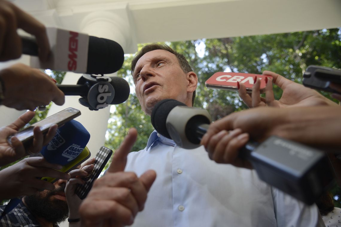 O prefeito do Rio de Janeiro, Marcelo Crivella, fala com a imprensa no Palácio da Cidade, em Botafogo, zona sul da cidade.