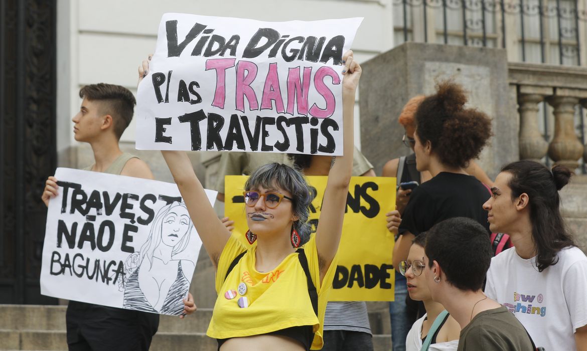 Ato pela Visibilidade Trans e Travesti reúne pessoas em luta contra a transfobia e discriminação em frente à Câmara Municipal, na Cinelândia.  