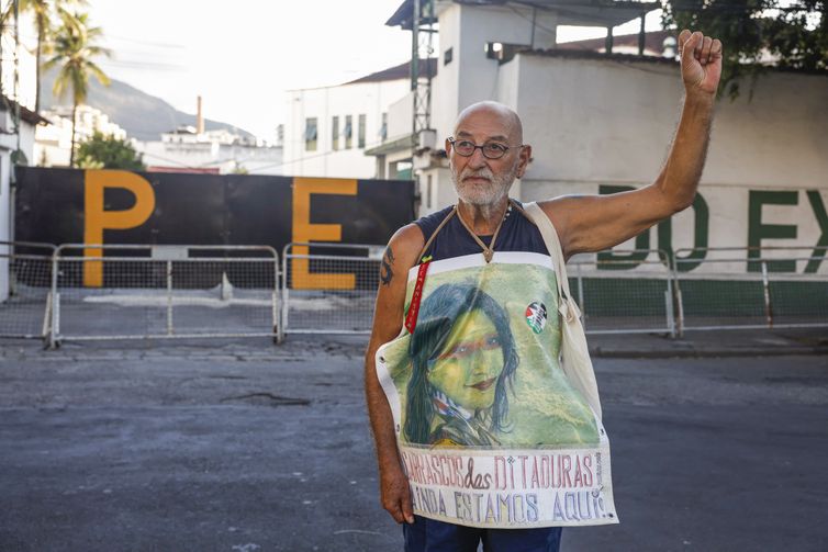 Rio de Janeiro (RJ) 27/03/2025 - Luis Zorraquino, companheiro de Estrella Bohadana torturada durante ditadura militar de 64. - Ato “Ocupa Rubens Paiva: Tortura Nunca Mais”, em frente à antiga sede do DOI-Codi, onde Rubens Paiva e outros 52 presos políticos foram torturados e assassinados durante a ditadura militar.Foto: Tânia Rêgo/Agência Brasil