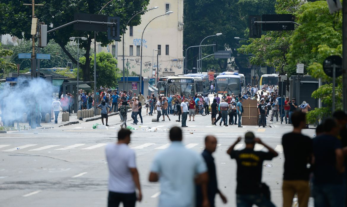 Rio de Janeiro - Manifestantes e policiais militares entram em confronto durante protesto no centro da cidade  ( Fernando Frazão/Agência Brasil)