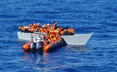 Resgate Refugiados - The #OpenArms locates a wooden boat in international waters, after several hours of searching. We proceed to rescue about 75 people, including 25 women and a 3-year-old child. Foto: TWITTER/Open Arms